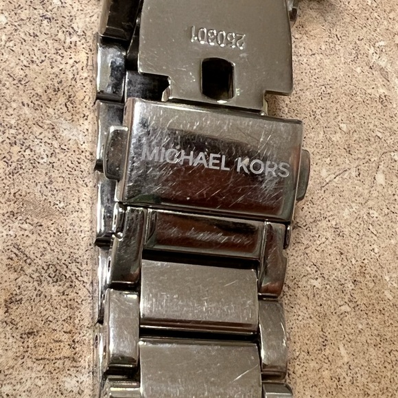 Michael Kors woman’s oversized watch - Picture 4 of 7